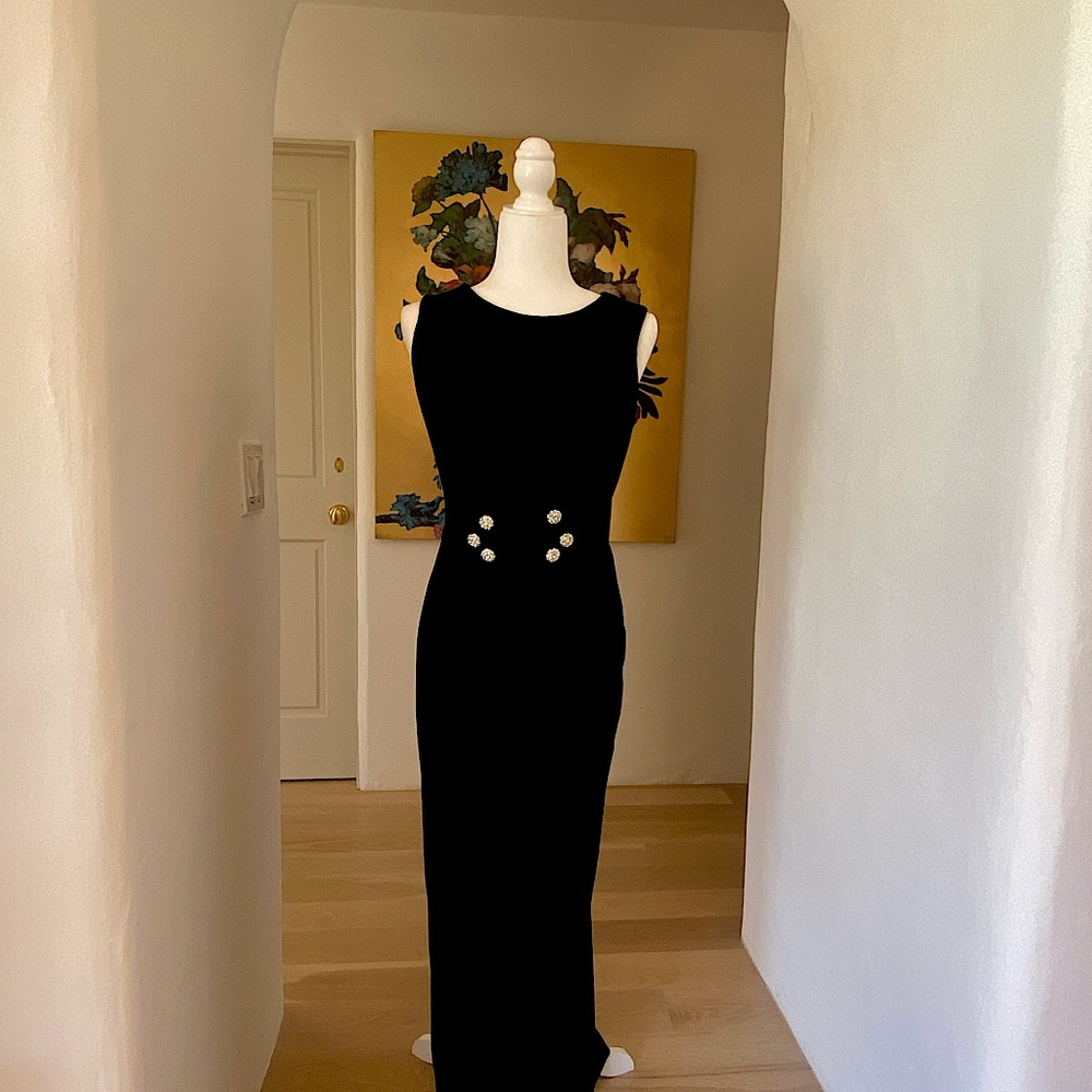 Elegant full length knit sleeveless gown with front detail size 8